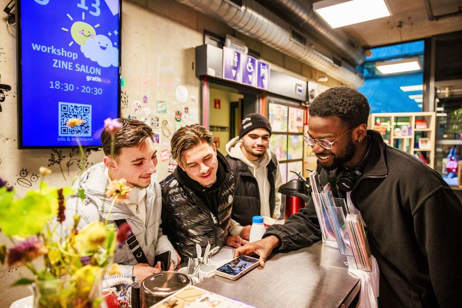 Jongeren bekijken oproep op smartphone. De jeuddienst van Borgerhout zoekt jongeren voor de jeugdraad. Welke plek moeten jongeren krijgen in Borgerhout? Hoe maken we de buurt nog beter voor kinderen, tieners en jongeren? Jongeren bekijken oproep op smartphone. De jeuddienst van Borgerhout zoekt jongeren voor de jeugdraad. Welke plek moeten jongeren krijgen in Borgerhout? Hoe maken we de buurt nog beter voor kinderen, tieners en jongeren?